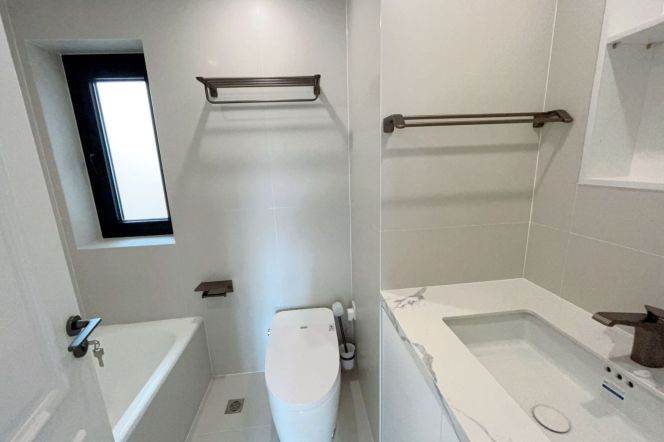 modern brand new 3brs floor heating in central Xujiahui line 1,9,11 only 25K