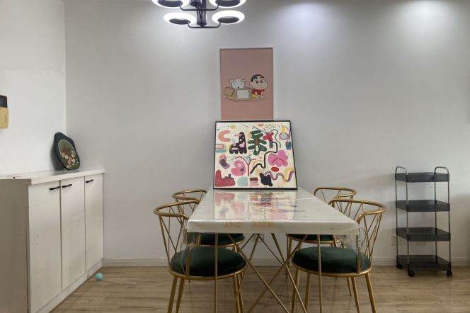 Spacious and Bright 2 BR 1 BA furnished aprtment 2 mins from Changshou Road Available May 1