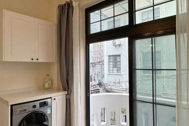 Lovely n cozy one bedroom ft outdoor balcony near West Nanjing rd 