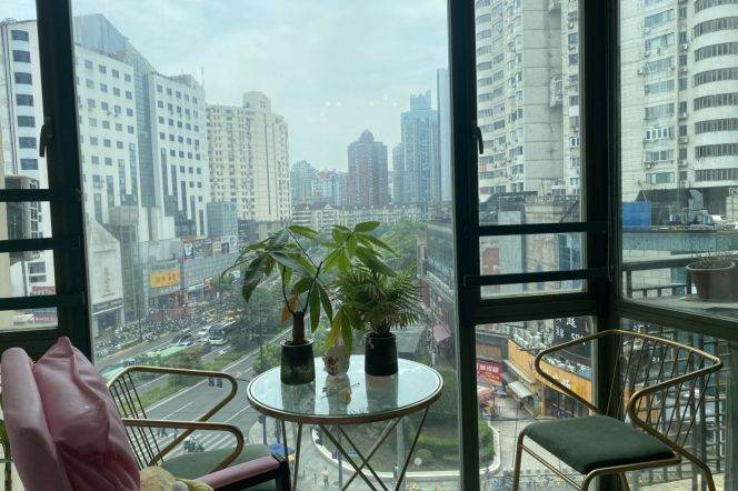 Spacious and Bright 2 BR 1 BA furnished aprtment 2 mins from Changshou Road Available May 1