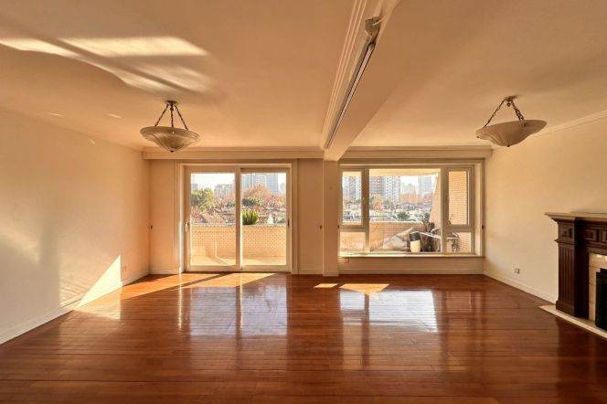 Grand 170m² Duplex in Heritage Building near Hengshan Road Station