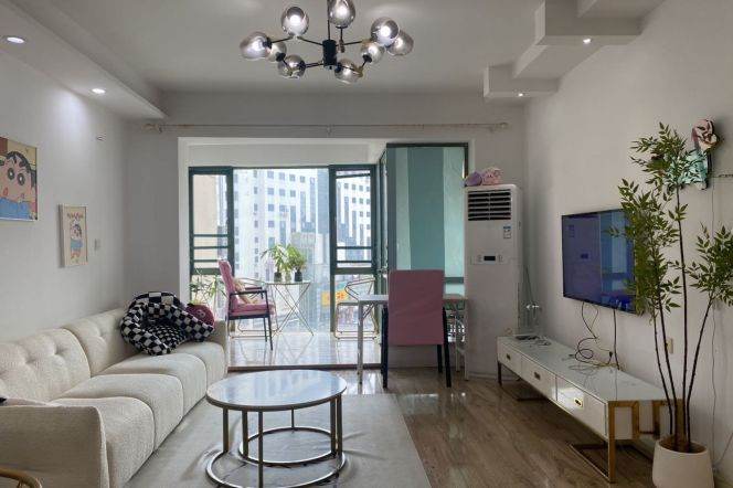Spacious and Bright 2 BR 1 BA furnished aprtment 2 mins from Changshou Road Available May 1