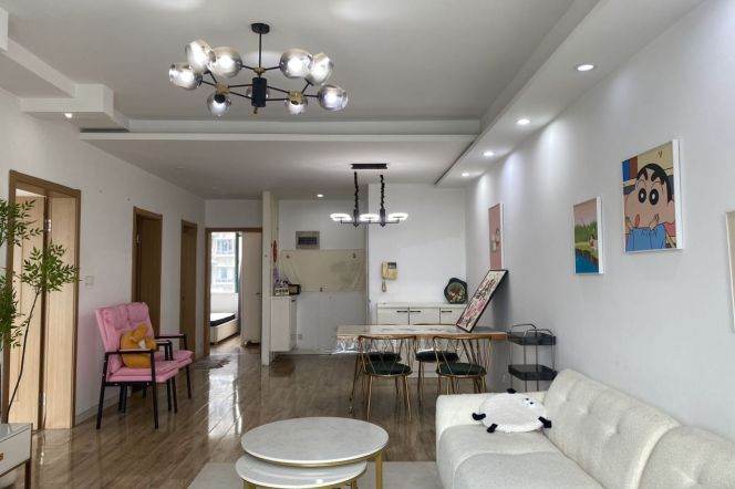 Spacious and Bright 2 BR 1 BA furnished aprtment 2 mins from Changshou Road Available May 1