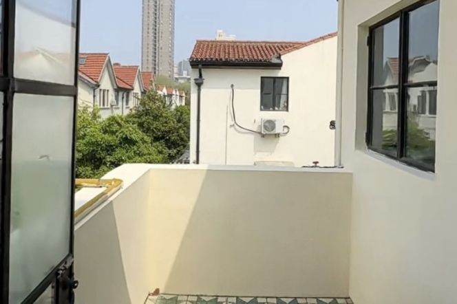 Huge 2brs&2baths with terrace near Hengshan Road