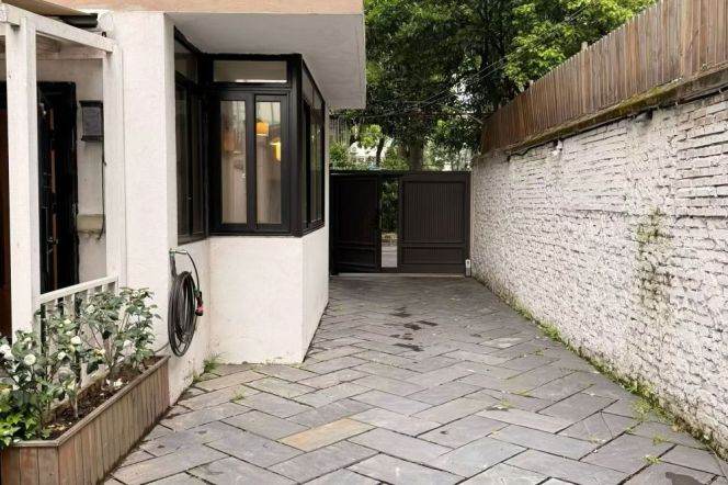 2+1 Rooms, 2 Baths with Big Garden, 130 sqm, Parking lot @ Jingan temple L2&7