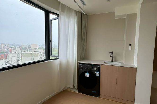 2 Brs, 2 Baths with Floor heating/Central ac, Brand-new Dec, 120 sqm @ Shanghai Circus World L1