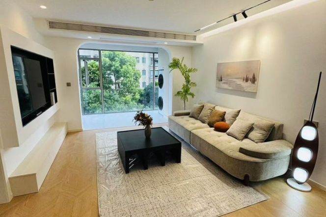 Modern 2brs with floor heating and balcony  near Huang pu river 