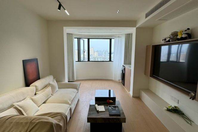 2 Brs, 2 Baths with Floor heating/Central ac, Brand-new Dec, 120 sqm @ Shanghai Circus World L1