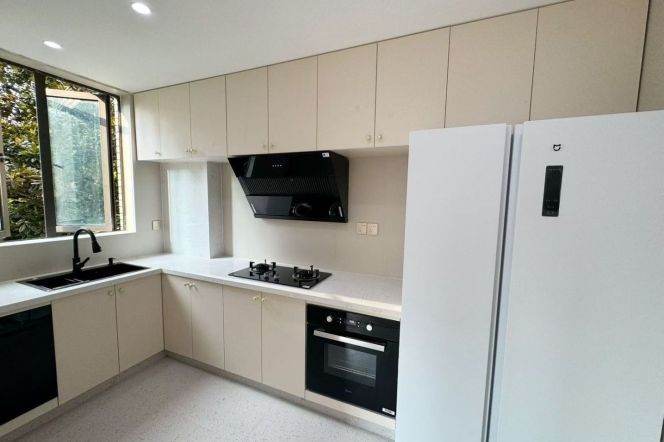 Modern 2brs with floor heating and balcony  near Huang pu river 