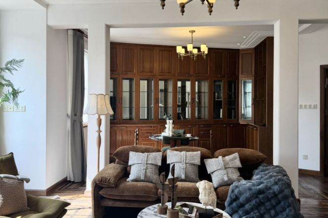 Modern 2brs with balcony and high ceiling living room in central Xuhui 