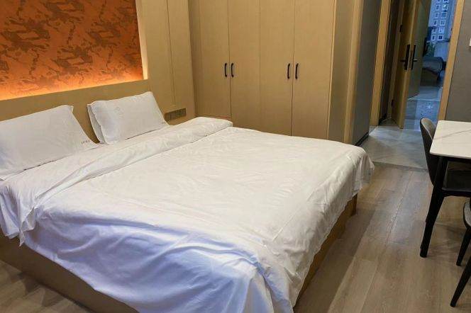 1Studio near line 1/10/11 Xujiahui and Jiao'tong University can long and short term lease