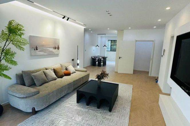 Modern 2brs with floor heating and balcony  near Huang pu river 