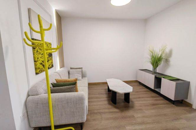 Bright 2 br with same size in XuHui .5 mins walking to L 9/12 JiaShan rd St.