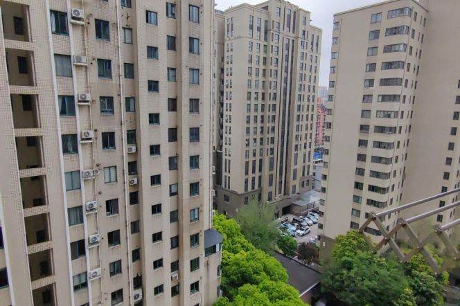 Bright 2 br with same size in XuHui .5 mins walking to L 9/12 JiaShan rd St.