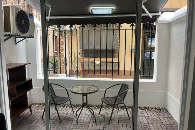 Nice 2br/1lr/yard @jing’an temple  sta 9.2k