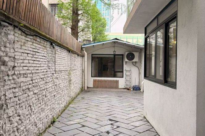 2+1 Rooms, 2 Baths with Big Garden, 130 sqm, Parking lot @ Jingan temple L2&7