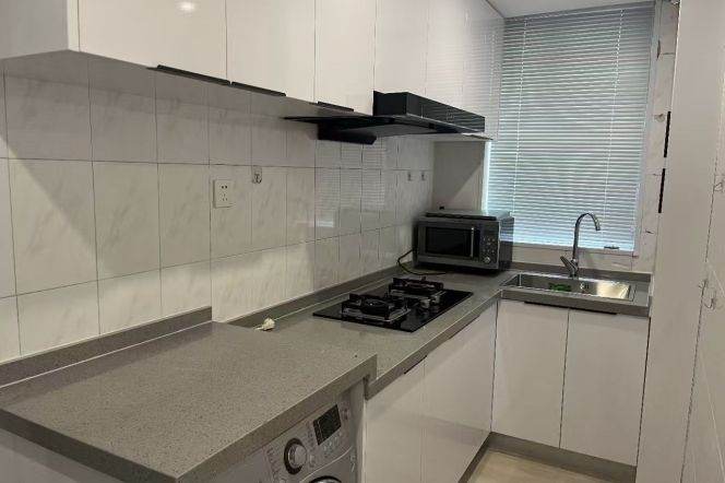 Nice 2br/1lr/yard @jing’an temple  sta 9.2k