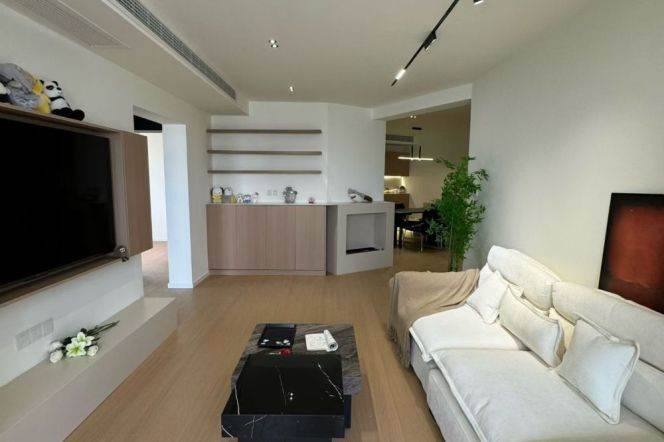 2 Brs, 2 Baths with Floor heating/Central ac, Brand-new Dec, 120 sqm @ Shanghai Circus World L1