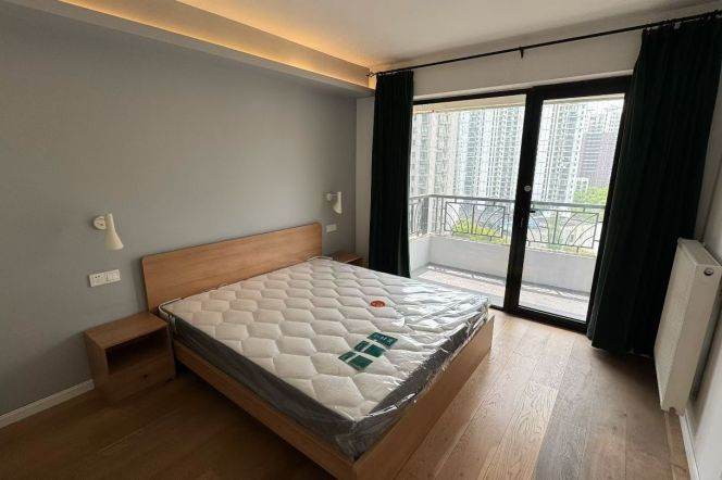 4 Brs, 2 Baths with Open Balcony/Wall heating/Oven, 185 sqm @ Xujiahui station L9 