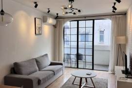 Charming Old 2+1BR Old Apt w/Balcony in Xintiandi