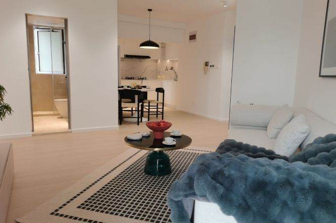 Morden 3brs with balcony and floor heating in central downtown ,