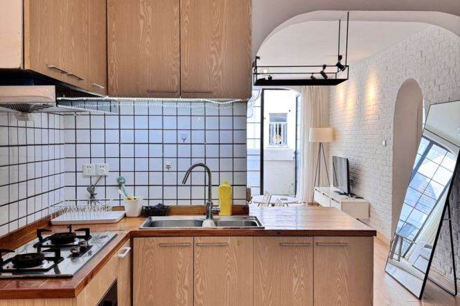 Charming Old 2+1BR Old Apt w/Balcony in Xintiandi