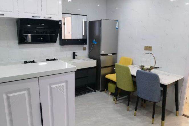 Zaoyang Road — Modern 1BR Near ECNU — 6,000 RMB