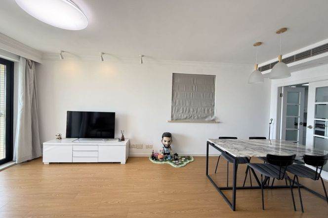 South Shanxi Rd Station Elevator 2Br/2Bath with Open Balcoy Line1/10/12