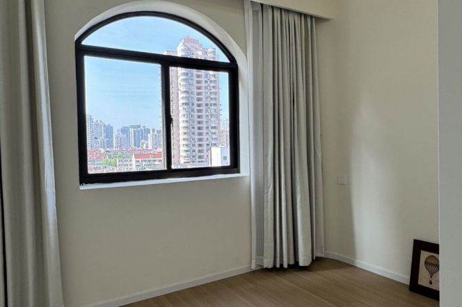 Amazing 3Br-2bathr + balcony on Yanping rd /Nr Jing'an Temple/elevator