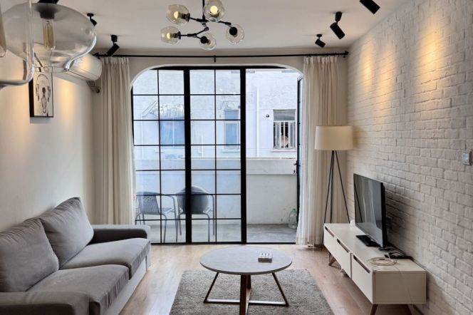 Charming Old 2+1BR Old Apt w/Balcony in Xintiandi