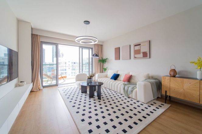 Exquisite 3BR 2BA Residence w/Outdoor Balcony/Century Park