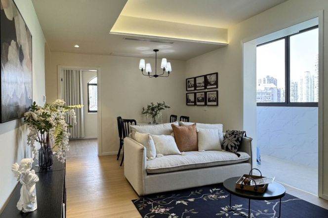 Amazing 3Br-2bathr + balcony on Yanping rd /Nr Jing'an Temple/elevator