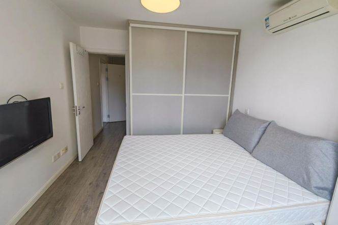Sunny & Spacious 1 br in Old XuHui near IAPM ,easy to L 1/10/12 South ShaanXi Rd St.