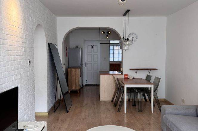 Charming Old 2+1BR Old Apt w/Balcony in Xintiandi