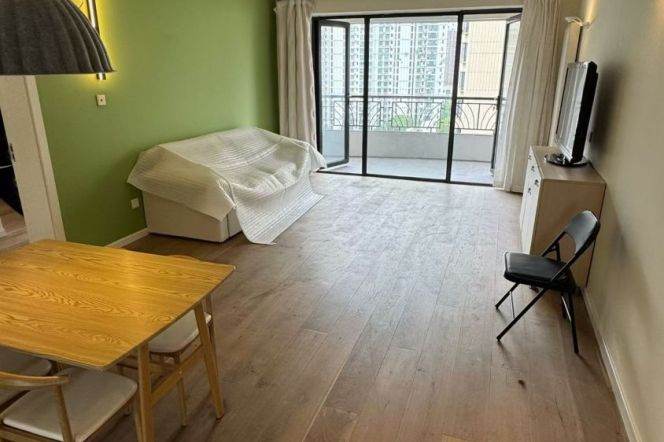 4 Brs, 2 Baths with Open Balcony/Wall heating/Oven, 185 sqm @ Xujiahui station L9 
