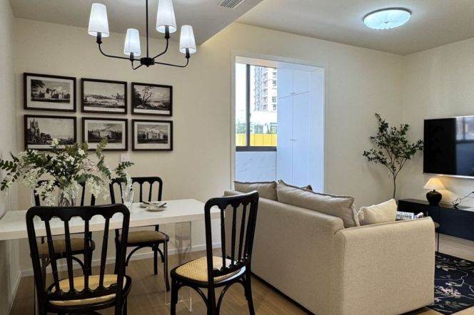 Amazing 3Br-2bathr + balcony on Yanping rd /Nr Jing'an Temple/elevator