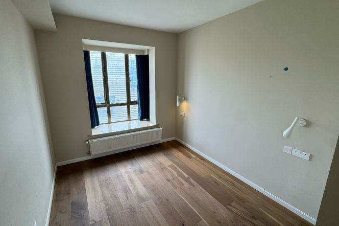 4 Brs, 2 Baths with Open Balcony/Wall heating/Oven, 185 sqm @ Xujiahui station L9 