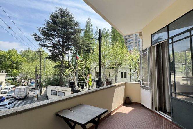 High ceiling 2Br-2bathr + green view + balcony | Changshu rd metro L1/7 | Historic Building