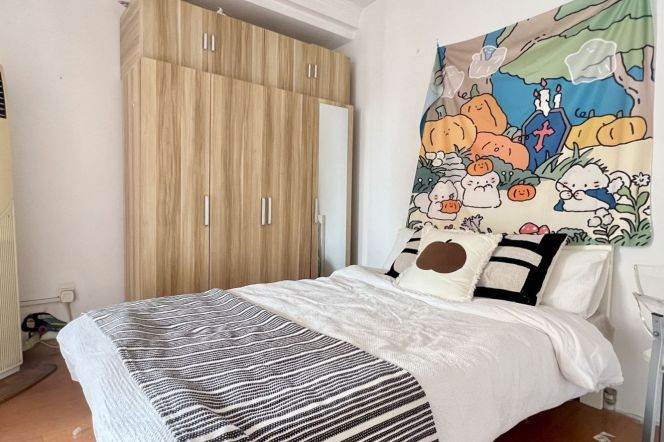 big room with balcony near Jingan temple, high floor with good views