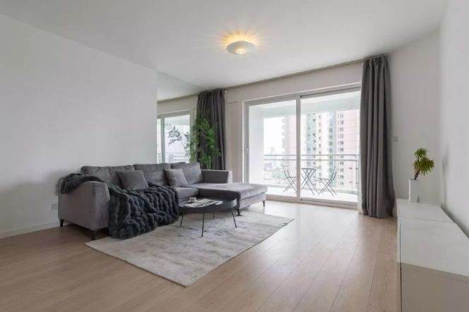 Modern 3brs with floor heating and balcony in central downtown ,