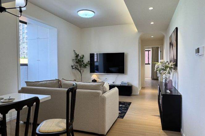 Amazing 3Br-2bathr + balcony on Yanping rd /Nr Jing'an Temple/elevator