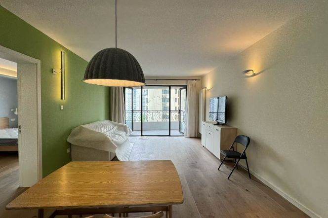 4 Brs, 2 Baths with Open Balcony/Wall heating/Oven, 185 sqm @ Xujiahui station L9 