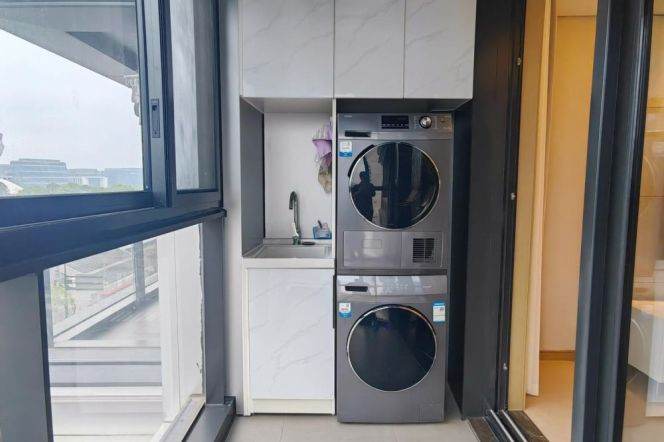 Modern compound 2 br with floor heating + bright balcony easy to NYU shanghai,L 6/8/11