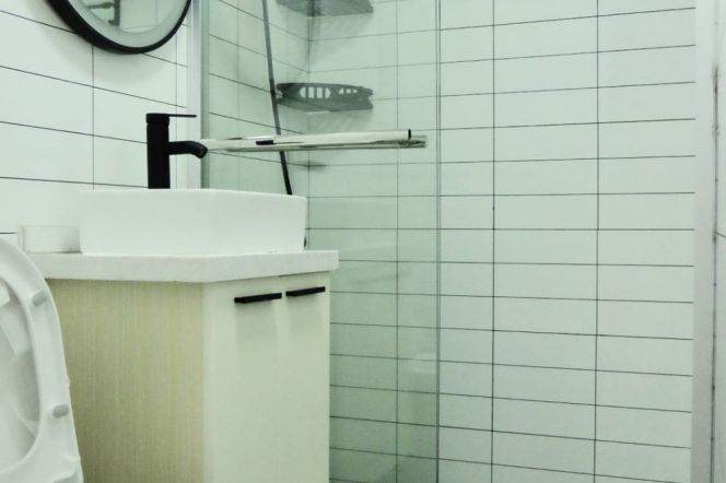 master bedroom budget friendly near jingan temple, close to SJTU, international roommates 