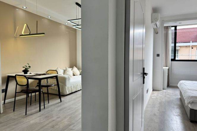 Impressive bright 2BR Apt| All south | Zhong Shan Park & Loushanguan rd Mt 8.6K