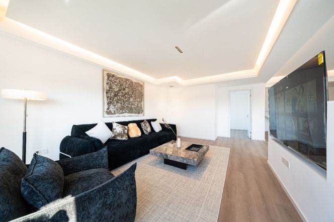 Top floor@Spacious 4brs&3baths with huge terrace near The North Bund