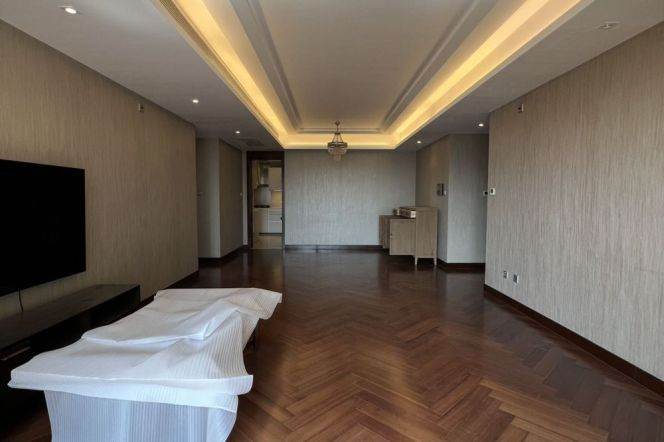 Quiet luxury compound with clubhouse.Old Xuhui 