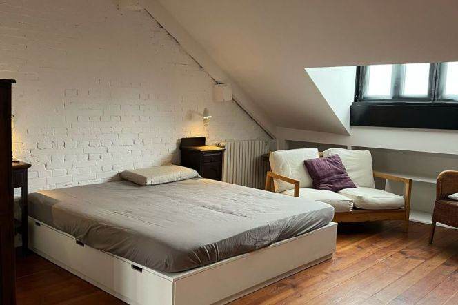 Beautiful 2brs&2baths with balcony near West Nanjing Road