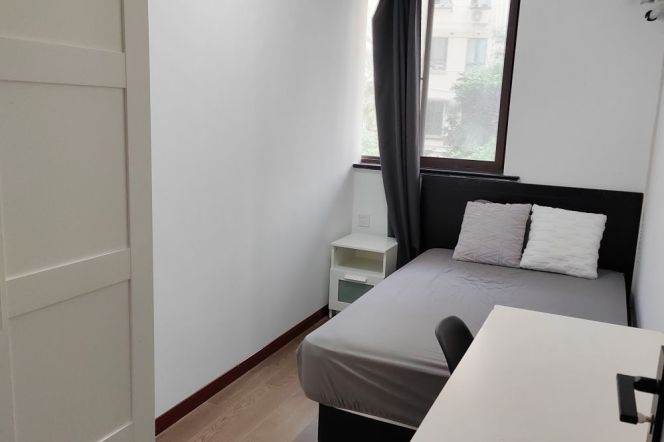 Cozy centre room walk distance Jiaotong university/DHU /hong qiao Lu 3/4/10