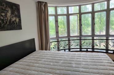 Walk distance DHU /Jiaotong university Huge windows hong qiao Lu 10/3/4